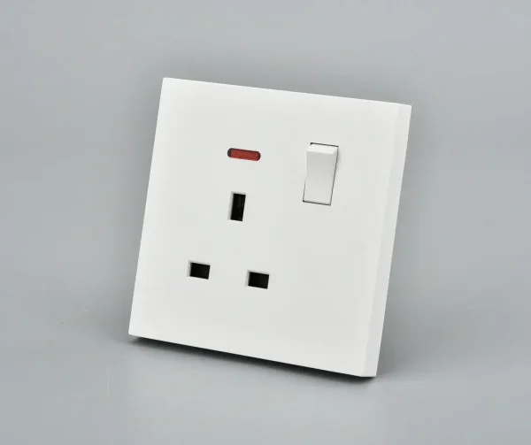 13A switched socket with neon BASIC WHITE